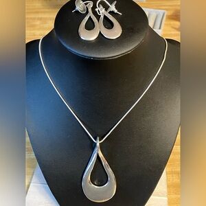 🌸Liz Claiborne Silver Necklace and Earring Set